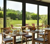 la table avec vue dans la véranda du petit-déjeuner