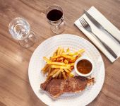 Viande locale et frite maison Restaurant Le 36 Caen Brit Hotel