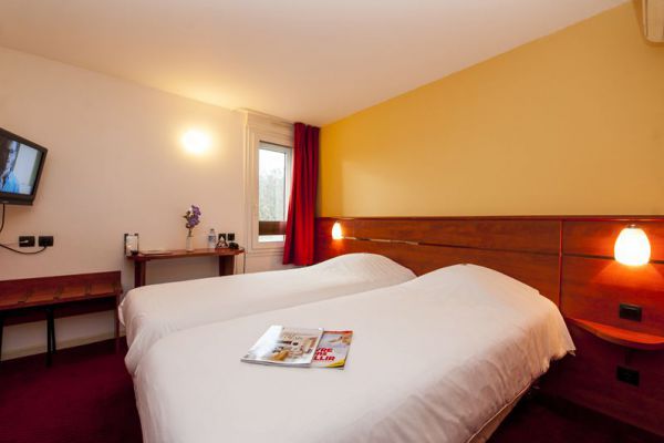 Une chambre à deux lits jumeaux à l'hôtel d'Agen