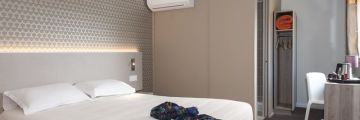 chambre double avec un grand lit à l'hôtel d'Avignon