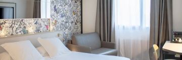 Une chambre confort avec un grand lit à l'hôtel de Nantes La Beaujoire