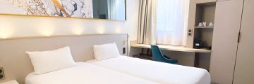 Une chambre à deux lits à l'hôtel de Bordeaux