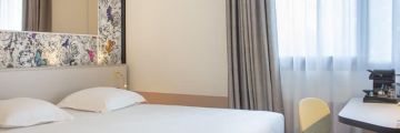 Chambre standard avec un grand lit à l'hôtel de Nantes