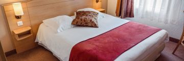 le lit double de la chambre standard de Châteaudun