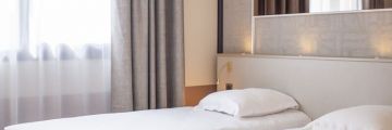Chambre à deux lits à l'hôtel de Nantes