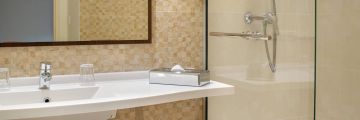 La douche de la salle de bain d'une chambre supérieure
