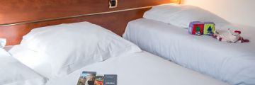 Une chambre triple au Brit Hotel Angers Parc Expo