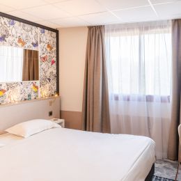 un lit double dans une chambre de l'hôtel de Nantes