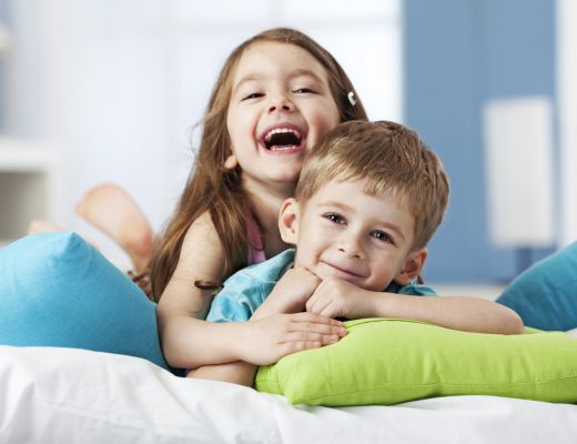 Deux enfants sur un lit
