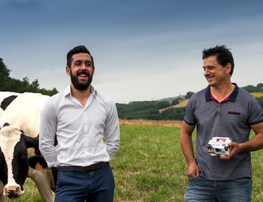 Deux hommes dans un champ devant une vache