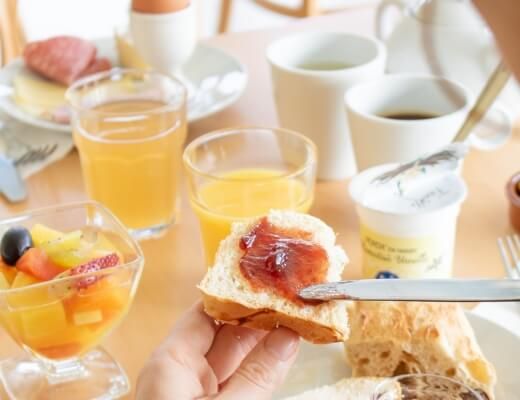 The breakfast buffet at the brit hotel Châteaudun