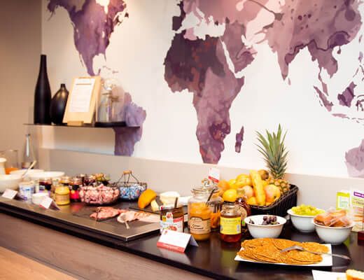le buffet du petit-déjeuner de l'hôtel de Brest