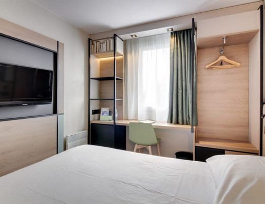 Une chambre avec un grand lit douillet au Relecq Kerhuon
