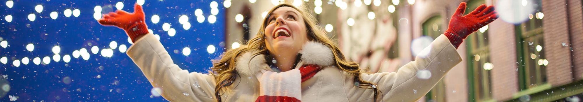 Femme aux bras ouverts dans la rue en hiver