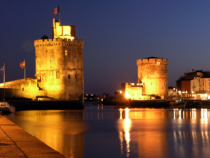 http://www.brithotel.fr/userfiles/La_rochelle_de_nuit(1).jpg